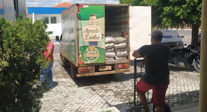 Secretaria de Educação realiza processo de entrega de kits de alimentos aos alunos da Rede Municipal de Ensino